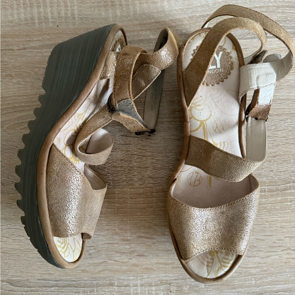 Fly London Yora gold leather peep toe wedge sandals Women’s Sz 39/8-8.5 - Picture 2 of 5
